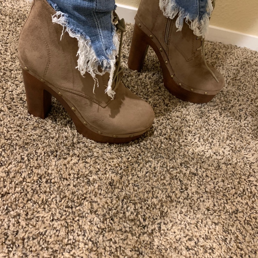 Pretty heeled boots
